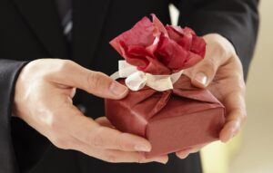 帰省時に贈りたい！結婚準備期間のお盆休み特別なお土産アイデア